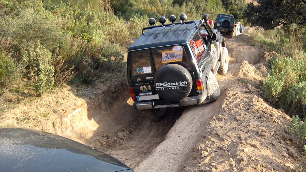 Toyota paso de zanjas.